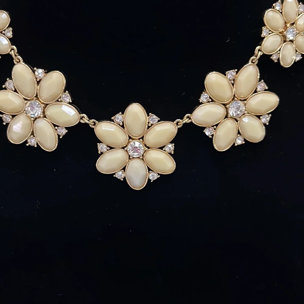 Kate Spade Floral cream daisy flower statement necklace